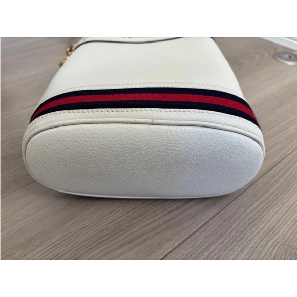 Gucci Cream Bucket Shoulder Bag with Gold Details - Picture 5 of 16